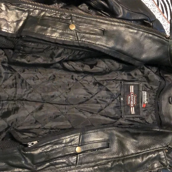 PaPa’s leather Barn woman’s leather jacket. - Picture 6 of 6